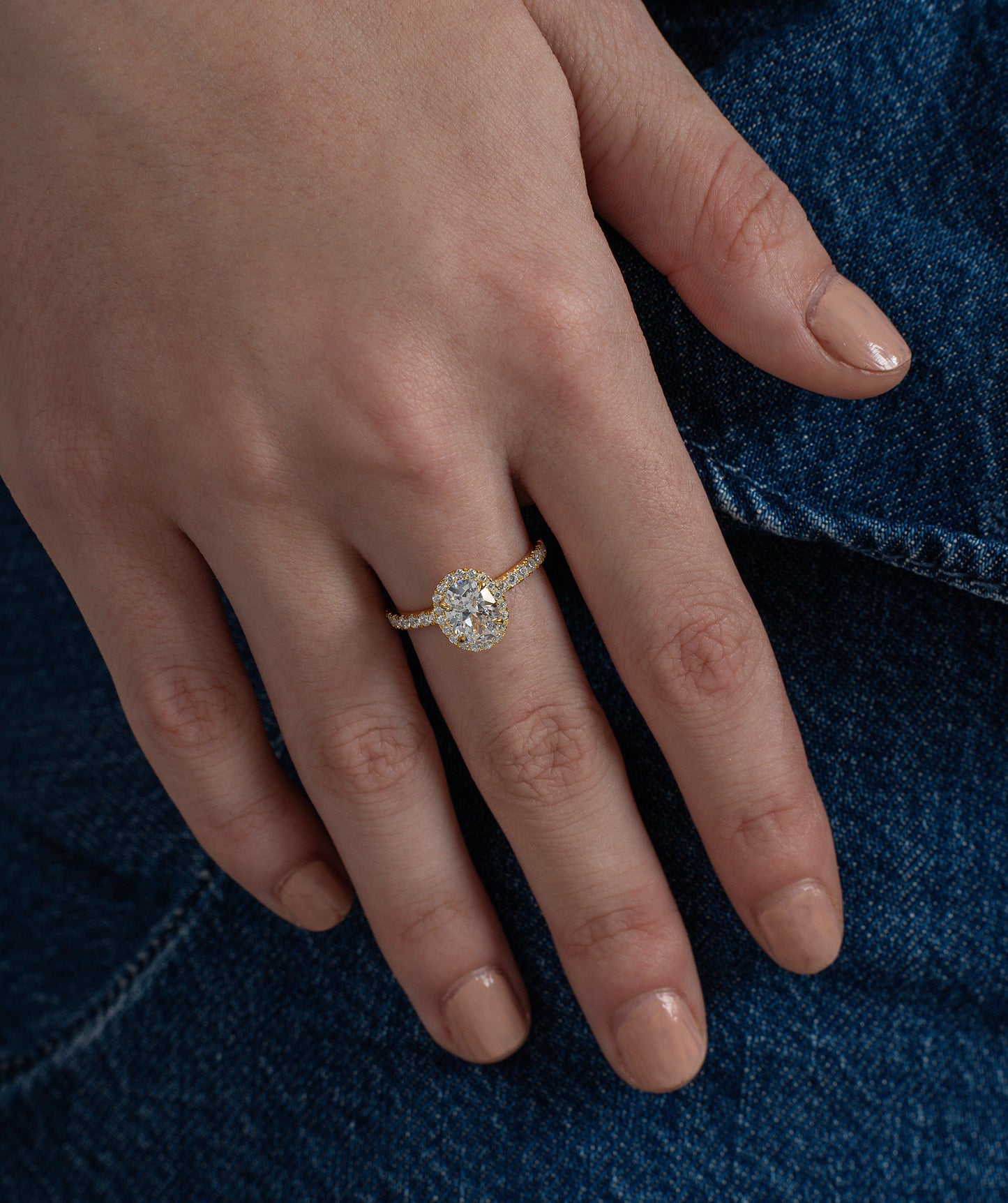 Sparkling Oval Halo Ring